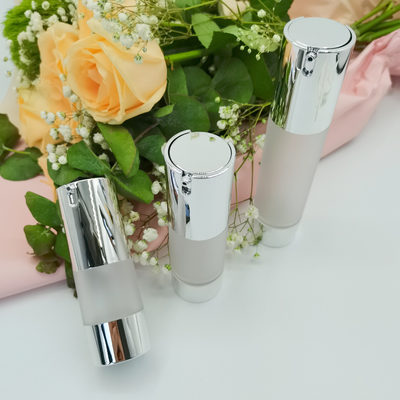 Fabrika Fiyatı Parlak Gümüş Renk 15ml, 30ml, 50ml Cilt Bakımı Paketleme Lüks Havasız Şişe 2022